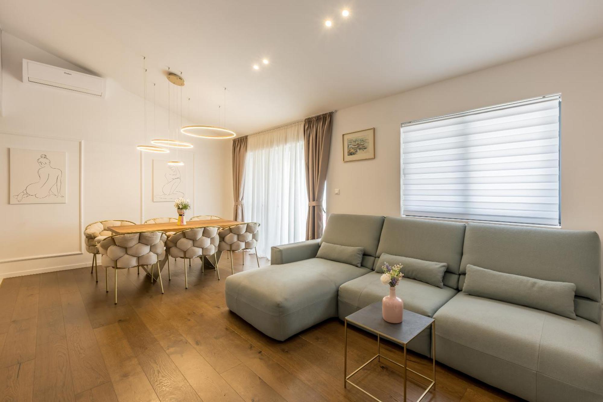 Apartman Stunning Seaview,spacious Chic Family Oasis Loani